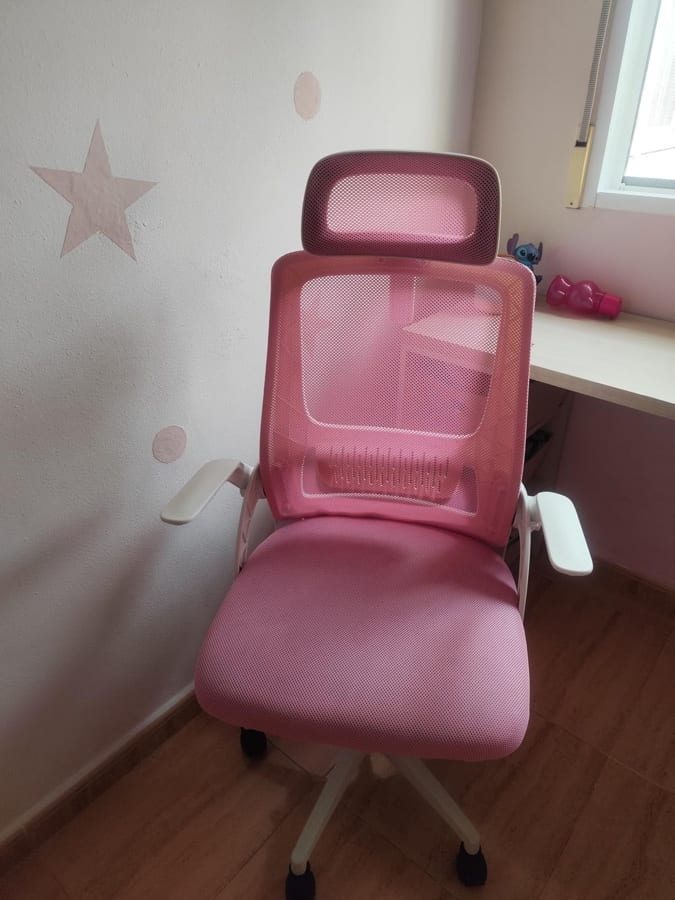 Foto de la silla rosa en la habitación de una clienta